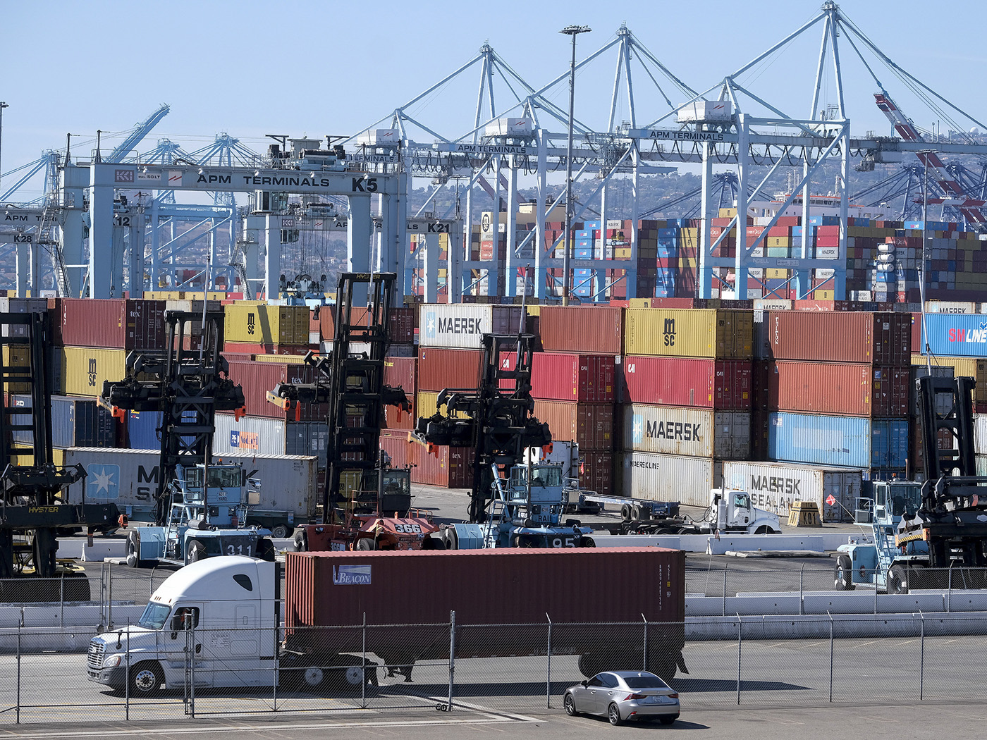 DOSSIER – Les conteneurs de fret sont empilés au port de Los Angeles, le mercredi 20 octobre 2021 à San Pedro, en Californie. Le complexe portuaire de Los Angeles-Long Beach commencera à imposer des amendes aux compagnies maritimes si elles laissent les conteneurs de fret s'empiler comme le plus achalandé du pays les ports jumeaux font face à un arriéré de navires sans précédent.Les commissions portuaires de Los Angeles et de Long Beach ont voté vendredi 29 octobre 2021 la mise en œuvre de « frais de séjour excédentaire des conteneurs » de 90 jours qui fixent des limites de temps pour la durée pendant laquelle les conteneurs peuvent rester dans les terminaux maritimes.(Photo AP/Ringo HW Chiu, dossier)